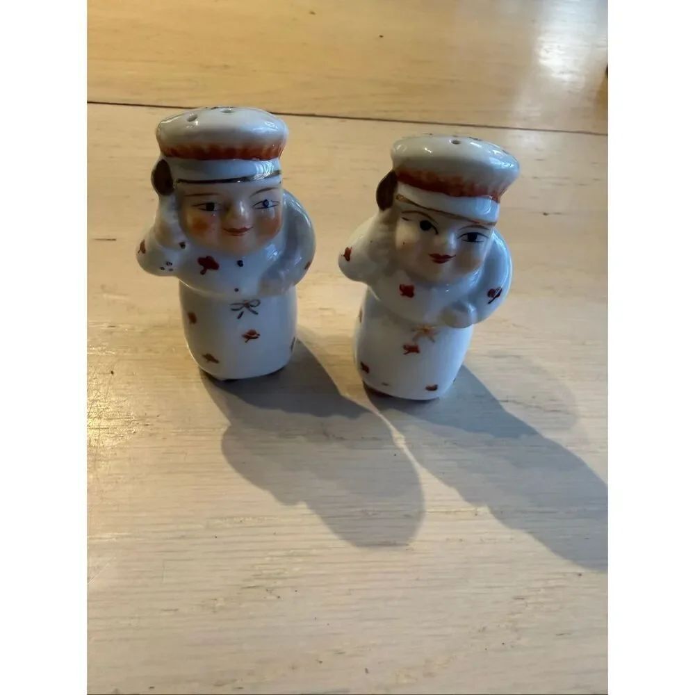 vintage ceramic salt and pepper shakers chef and a baker Japan 1950s.